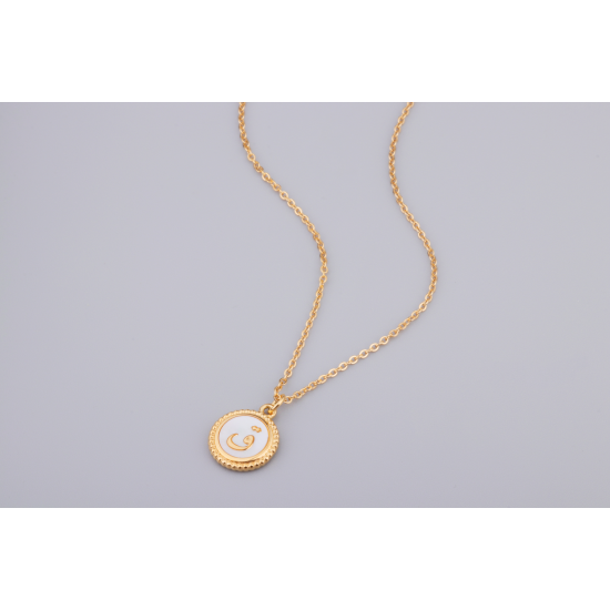 Golden pendant with insertion of a pearly shell medallion decorated with the letter “Qâf” ق